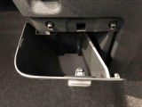 収納ボックスがついており便利に使用出来ます。
