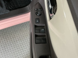 運転席のスイッチで全てのウィンドウの開閉操作を行うことができます。ロックボタンをONにしておくと、運転席以外のウィンドウは作動しないのでお子様を乗せているときなども安心ですね♪