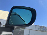 隣車線を走る車両をレーダーで検知し、ドアミラーでは確認しにくい後側方エリアに存在する車両に加え、急接近してくる車両も検知します。車両を検知するとドアミラーに搭載されたLEDインジケーターが点灯します。