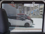 サードシート用ロールサンシェードも備わっております。