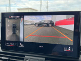 ●360度カメラ『車両の4つのカメラから得た映像を合成し、上空から眺めているような映像をモニターに映し出します。車両周辺の歩行者や障害物などの発見に役立ちます。』