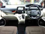 【車両状態証明書付】より安心してご購入頂く為、第三者機関による車両状態証明書を見ながら実車確認できます(フロントガラスのA1減点はほとんどの中古車にあるミリ単位の飛び石傷ですのでご安心下さい)。
