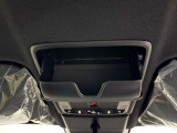 運転中に使用するサングラスなどの収納スペースもございます。