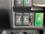 【リア両側パワースライドドア】リモコンなどで自動開閉。Hondaスマートキーを携帯していれば、軽い力で解錠とドアオープンが行えます。半ドア状態まで閉めると、自動的に全閉する機能付き。