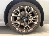 また、BMW正規認定中古車は、エマージェンシーサービスが自動付帯。24時間365日、皆様のカーライフをサポート致します。確かな安心のうえで、「駆けぬける歓び」をご堪能ください。