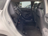 シートは跳ね上げ可能です!2列目を荷室として使うことも出来る便利な作りです。高さのあるものや積むように置きたいものは荷室よりも高さに余裕があるのでお勧めです