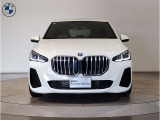 【キドニーグリル】BMWは約90年もの間、ほぼ全ての車両にひと目でBMWだと分かるこの特徴的なフロントグリルが備えられ、デザイン・アイコンとして親しまれてきました。