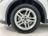 純正アルミホイールが車の雰囲気を引き立てますね!