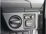 電動格納ドアミラーの操作スイッチ部になります。