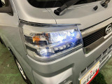 白く明るい光で夜間走行をサポートするLEDヘッドランプを搭載