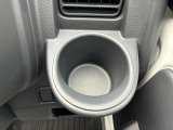 運転席の手の届く場所にはドリンクホルダーがございます(^^) ドライブ中の水分補給もバッチリです♪