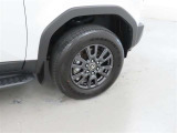 装着タイヤサイズは、265/65R18です。純正アルミホイールを装着しております。