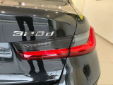BMWのテールランプはプレスラインへと続く形状のため、統一感のある綺麗なラインを演出しております。