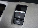 【オートブレーキホールド】信号待ちや渋滞で停車時にブレーキから足を離しても、停止状態を保持してくれます。前進するときはアクセルを踏めば自動で解除されるので安心