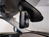 MINIではルームミラーの裏側にETCの車載器が内蔵されており、別途で車載器の購入必要なしで非常にスマート。皆様が驚かれるポイントのでもあります