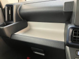 滋賀ダイハツでは、お客様にお気軽にご来店頂けるお店を目指しております!お客様にゆっくりとおくつろぎいただくためにカフェのような居心地の良さで皆様のご来店をお待ちしております。