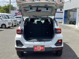バックドアは上開き跳ね上げ式で、開口も広め!スムーズな荷物の出し入れでアウトドアも楽しくなりそう♪