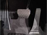 【ペダルレイアウト】安全上最も重要なブレーキペダルを右足正面に配置。アクセルペダルは吊り下げ式では無くフロアに配置したオルガン式を採用。接地面が点ではなく面で接する為疲れにくく、踏み間違い防止にも貢献
