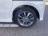 【アルミホイール】純正アルミホイール装備。足元を際立たせ、軽快な走りを演出します。印象もアップし、スタイルも引き締まります。スポーティーさの中にラグジュアリーを感じさせるデザインとなっております。