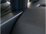 【助手席エアバッグ】 車両前方に衝撃が加わった際に、音響センサーによって瞬時に開きます。 ※シートベルト非着用の場合、本来の性能が発揮できませんので必ずシートベルトを着用しましょう。