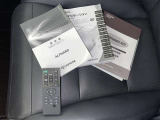 メンテナンスノート、取扱説明書ですね。 車の情報が凝縮されています。 車の整備記録が記載されている大事な物ですよ。