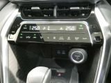 希望する温度を一度設定するだけで、車内の温度センサーや日射センサーが状況を感知し、【温度】【風量】【吹き出し口の切替】を自動的にコントロールしてくれるオートエアコン機能付きです♪実は燃費にも優しいんで