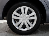 ホイールは車のデザインにマッチした専用タイプです。