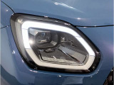 【LEDヘッドライト】先進のLEDテクノロジーを採用。放射される白色光の周波特性は太陽光に近く、バイキセノン・ヘッドライトを上回るコントラストで更に明るく輝きます!