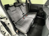 セカンドシートは3人掛け!5:5分割可倒やスライドさせることが出来ます!ISOFIX対応でチャイルドシートの取り付けも可能!