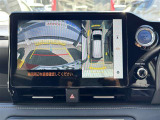 パノラミックビューモニター付きです。車両を上から見たような映像をディスプレイオーディオ画面に表示。運転席からの目視だけでは見にくい、車両周辺の状況をリアルタイムでしっかり確認できます。