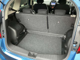 バックドアは大きく開きます。定員乗車時でも十分広いラゲッジスペースを確保しています