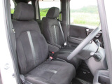 ゆったりと座れるフロントシート、長距離ドライブも苦になりません。