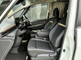 広々とした室内は運転しやすさと質感と機能を高めています。