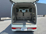 ハイルーフ仕様で開口部はワイド&高め!広々とした荷室サイズで、かさばる荷物も無理なく積み込み可能。荷物の出し入れもしやすく、積載効率の良さが光る実用的なラゲッジです。