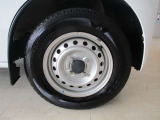 ■純正12インチスチールホイール。タイヤサイズは145/80R12です。【左右フロント:2025年6週 溝5mm。右リヤ:2024年47週 溝5mm。左リヤ:2025年6週 溝5mm。】