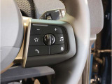 MINIの内装はとにかく『円』に拘ったデザインコンセプトが一目で伝わってきます。これほど円形に拘った車は他に御座いません。伝統のデザイン、トグルスイッチなど遊び心のある内装で御座います。