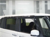◆ドアバイザー◆悪天候時にも窓を少し上げて換気を行えるので便利です♪
