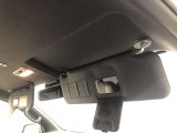 バイザーにはバニティミラー付き。車を降りる際には身だしなみをチェックを忘れずに♪