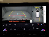 パノラミックビューモニターを装備。駐車場や交差点でクルマを真上から見るように周囲を確認できます。機能の詳細は販売店スタッフまでおたずねください。