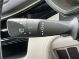 雨天時でも、視界をクリアに保つためのワイパーレバーです。ワンタッチで操作でき、運転を妨げることなく快適な視界を確保します。