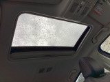 サンルーフの開放感により車内はいつも明るく、自然と会話が弾んでドライブも一段と楽しくなります。