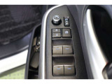 全ての窓が運転席から操作できます。今やほぼ当たり前ですが、無いと不便なアイテムですよね。ドアの施錠・解錠と連動してドアミラーが格納・復帰するオート電動格納機能も装備しています。