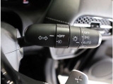 AUTOライト装備  周囲の明るさに応じてヘッドライトや車幅灯を自動で点灯・消灯します。 トンネルに入ると自動でライトが点いてとても便利!(^^)!