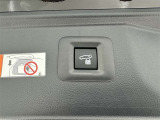 電動式バックドアです。 荷物を持ったままでもボタン一つで自動的に開け閉めできるので便利ですよ。 挟み込み防止機能も付いていますのでお子様の手や荷物を挟み込むのを防いでくれますよ。