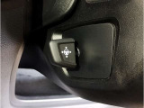 【ルームミラー一体型ETC車載器】ルームミラーの裏側に目立たない様に配置されたETCカード挿入口。スタイリッシュ且つ機能的なものとなっております。