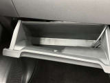 グローブボックスは奥行きがありたっぷり収納。お子様のお出かけグッズなどもストックしておけます。
