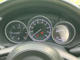必要な情報を一目で確認できる、視認性の高いメーターです。車速やエンジン回転数、各種警告表示など、ドライビングに必要な情報を的確に伝えます。