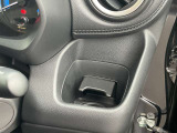 運転席側ドリンクホルダーです。高めの位置にご用意しておりますので目線を下げることなくご利用頂けmす!!