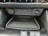 エアコン吹き出し口の下にはUSB差込口(右側Type:A、左側)Type:C)の他に置くだけスマホ充電機能も付いています!