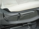 ◆シートハイトアジャスター◆運転席を上下に高さ調節ができます!運転ポジションを体格に合わせてシート調整できます。